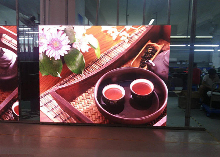 China Het tonen van Box leidde Comité Volledige Kleur 2.5mm Helderheid 1500 Herz van de Pixelhoogte 1300cd fabriek